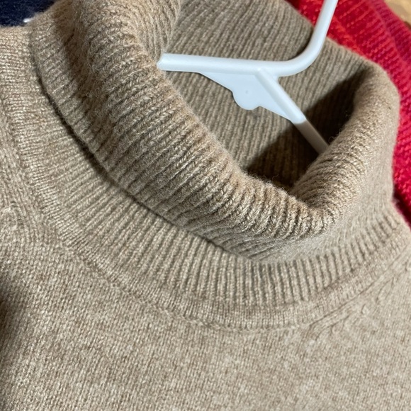 Uniqlo 100% Wool turtleneck - Picture 7 of 10